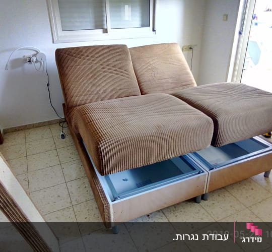 מיטה מתכווננת עם בסיס עץ ורגלי מתכת
